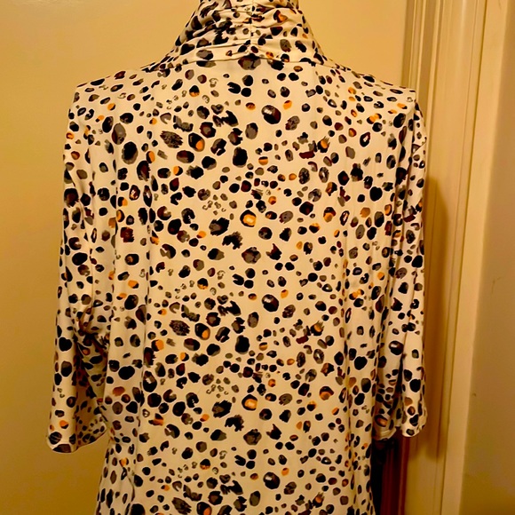 LIKE NEW Versatile Shawl Collar Blouse - Picture 5 of 7